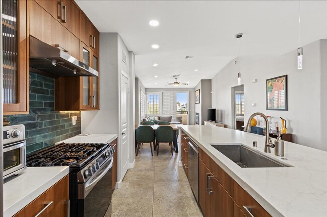 Building Photo - Modern Summerlin 2 Bedroom Condo with Garage - Fully Furnished