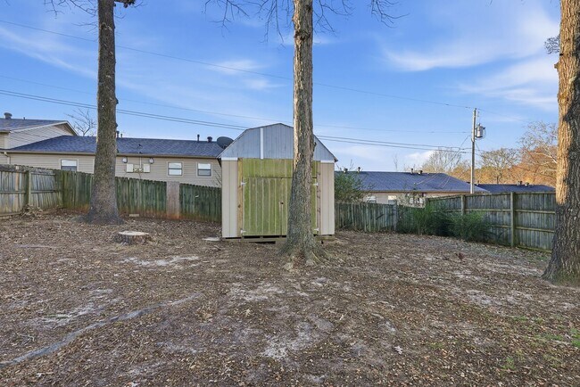 Building Photo - Home in Benton
