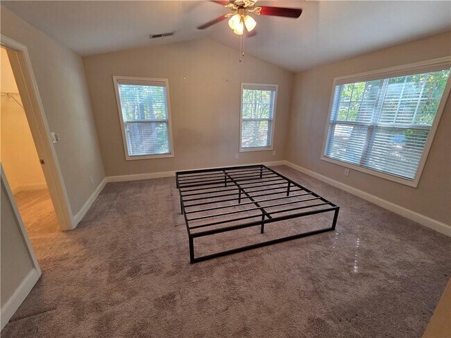 Building Photo - 1304 Madison Ln S E