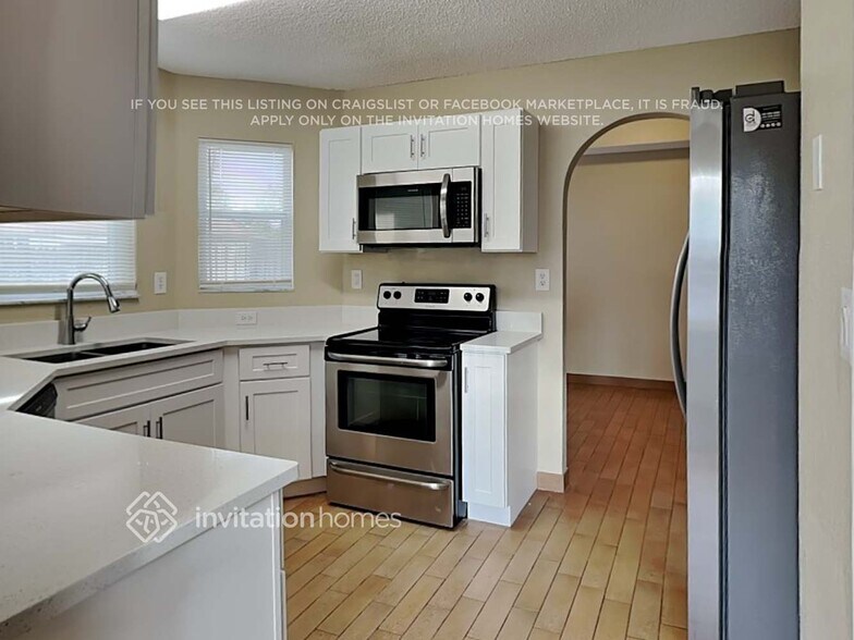 Building Photo - 414 Lakeside Cir