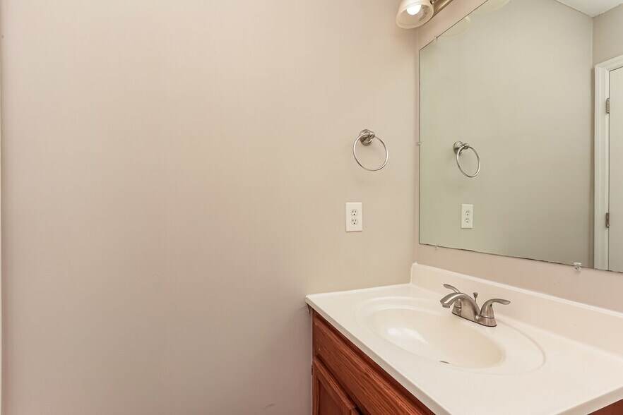 Building Photo - 605 Freedom Ct