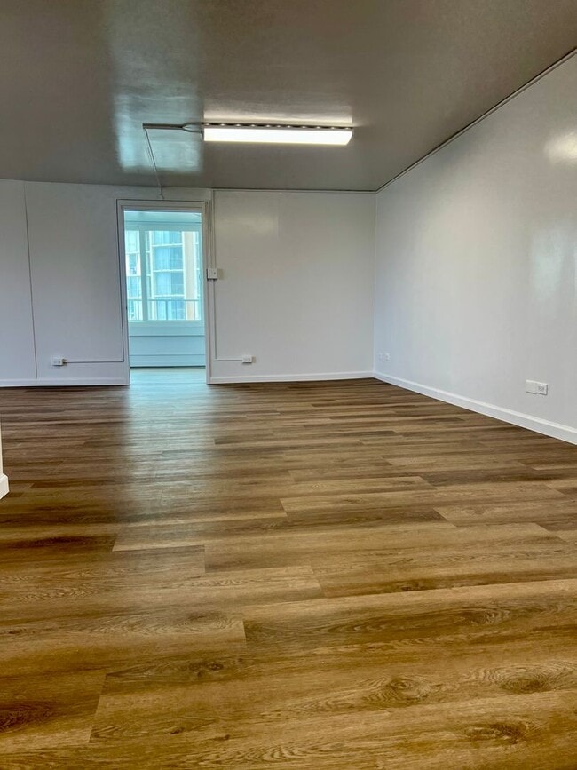 Building Photo - Spacious and Renovated Unit--2Bedrooms, 2B...
