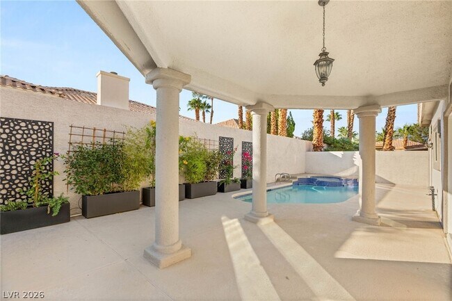 Building Photo - 1605 Shadow Rock Dr