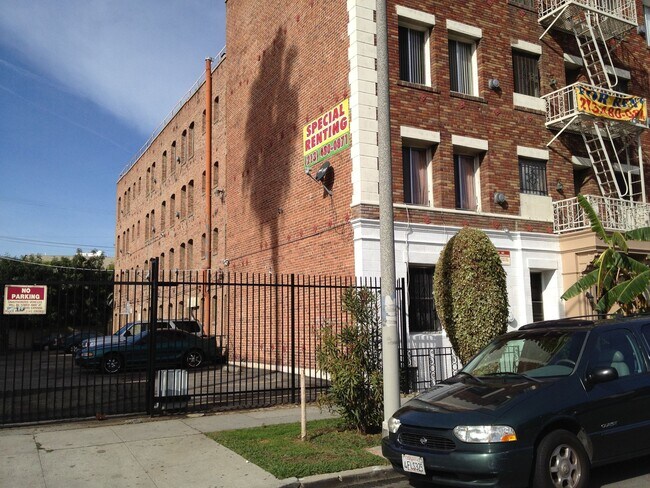Building Photo - Natural Light Studio in Koreatown - Utilit...