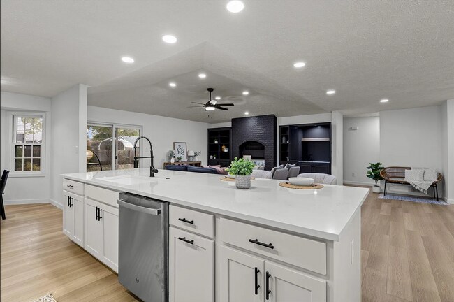 Building Photo - Welcome to your dream home! 4 bedroom 3 ba...