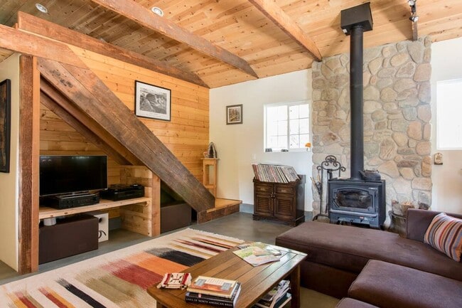 Building Photo - Rustic Modern Farm House