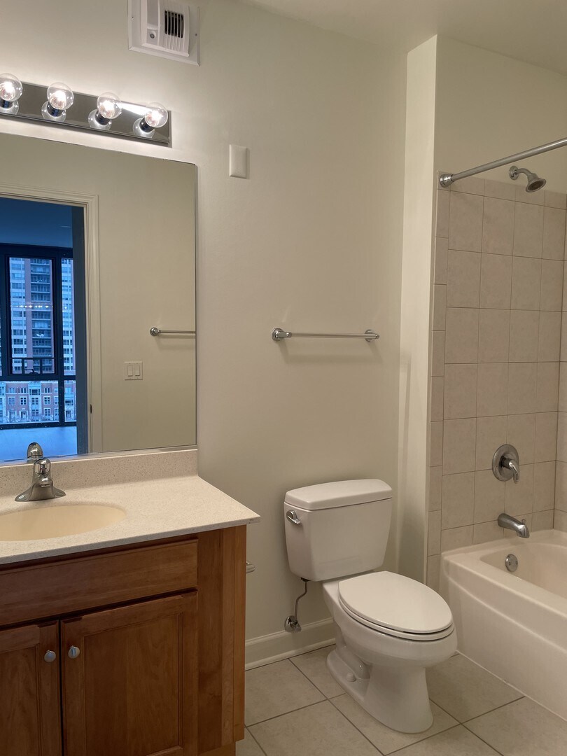 Building Photo - 450 E Waterside Dr