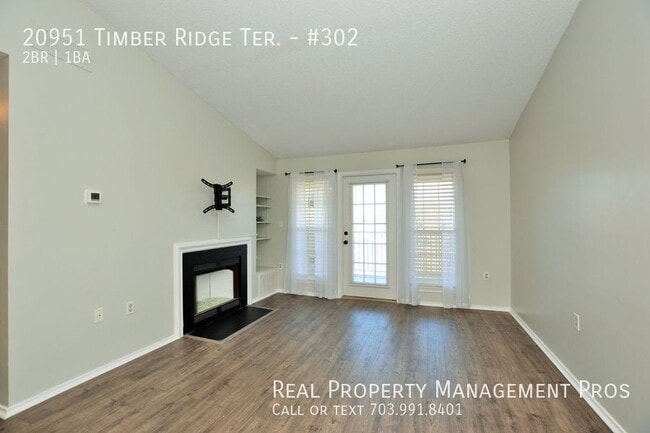 Building Photo - Updated 2 Bedroom Condo In Ashburn Farm Fo...