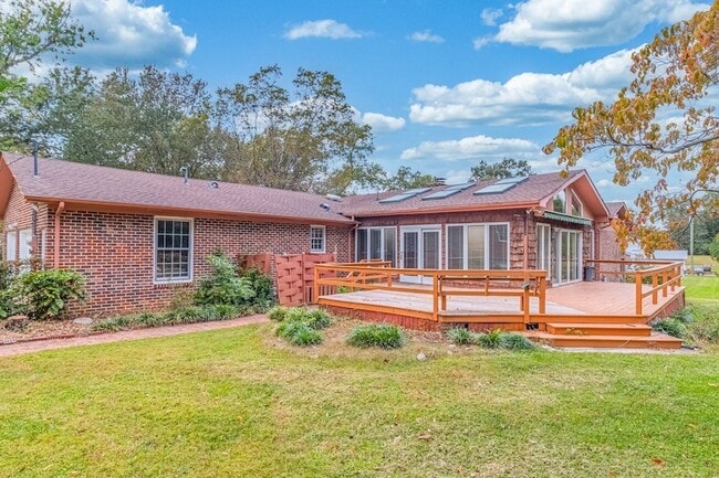 Building Photo - 204 Lake Cir Dr