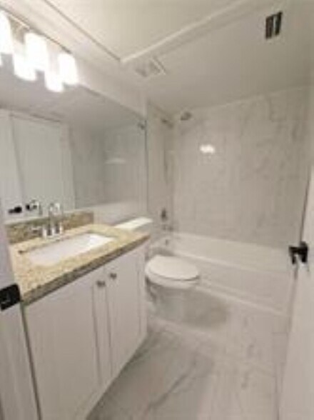 Building Photo - 2881 N Oakland Forest Dr