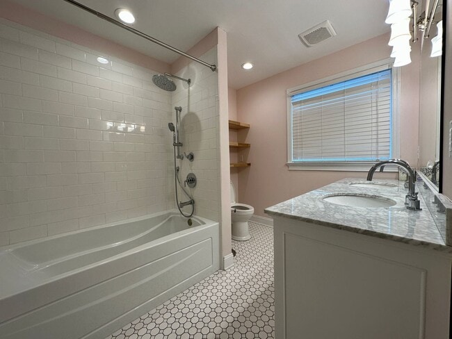 Building Photo - Remodeled beauty in Charolette Park