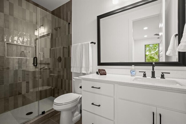 Building Photo - 1006 Winsted Ln