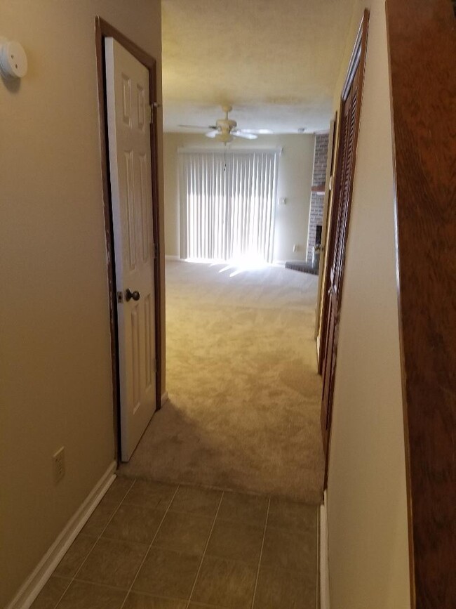 Building Photo - 2 Bedroom/1.5 Bath Townhouse for Rent! $13...