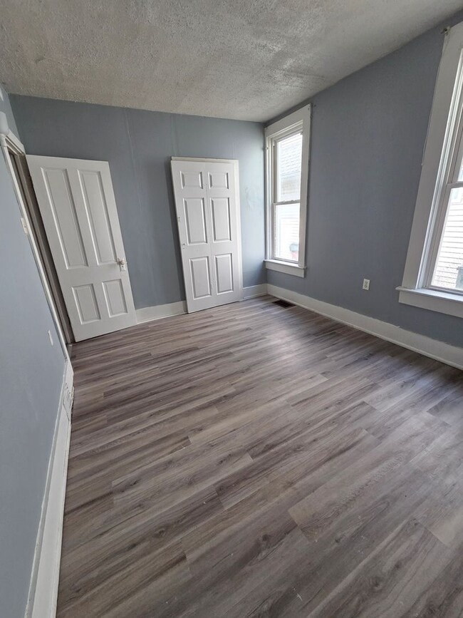 Building Photo - 612 E 14th St