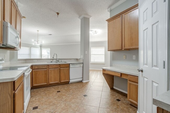 Building Photo - Spacious 3 Bedroom, 2 Bath Home Waiting fo...