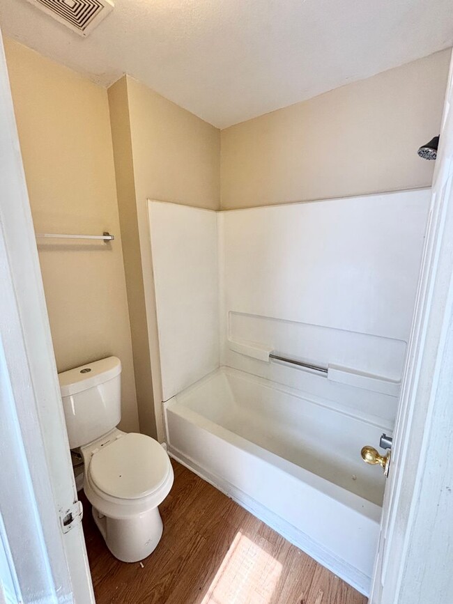 Building Photo - Modern 4BR/4BA Townhouse Near FAMU & North...