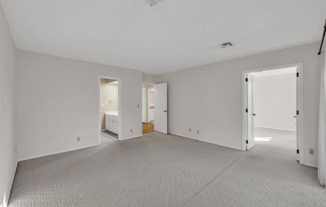 Building Photo - Gorgeous Condo in The Gated Community of The Timbers!