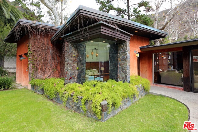 Building Photo - 2673 Mandeville Canyon Rd
