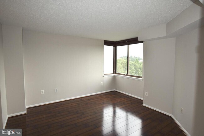 Building Photo - 10101 Grosvenor Pl