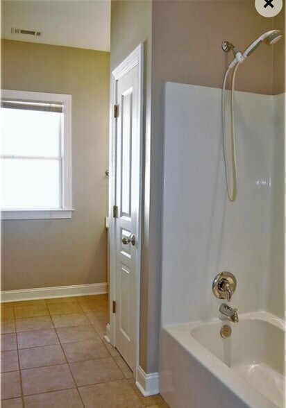 Building Photo - 8 Lagaree Ct