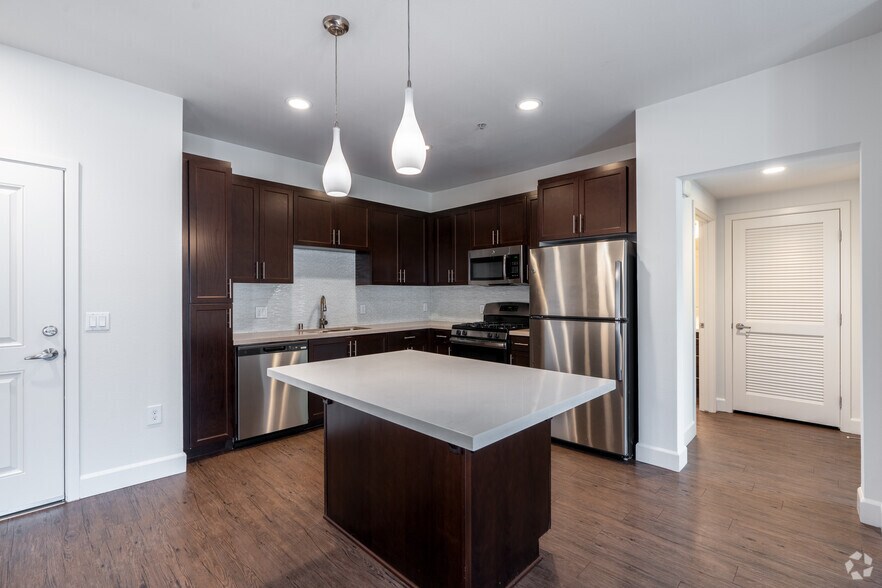 2BR, 2BA - 1,063SF - Kitchen - Metro at Main