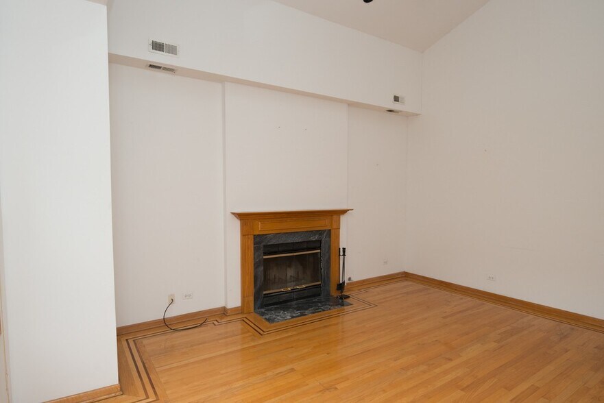 Building Photo - 2247 W Diversey Ave