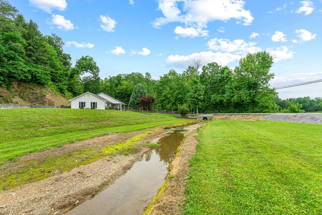 Building Photo - 519 Country Oaks Dr