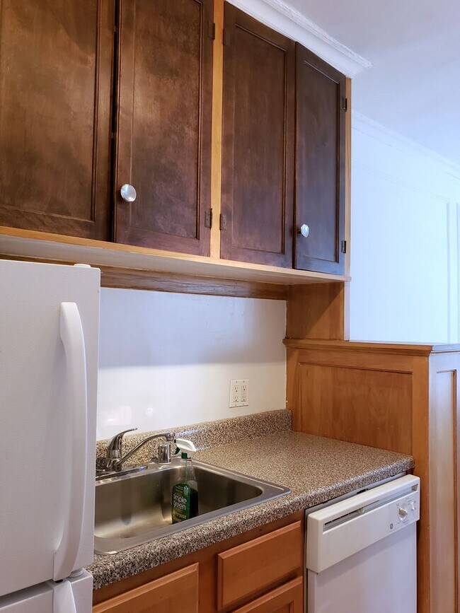 Building Photo - Edgewater Studio with Heat & Cooking Gas Included ~ No Security Deposit ~ Cat Friendly!