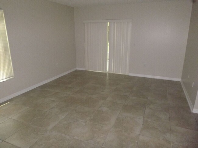 Building Photo - 301 Bloomingfield Dr