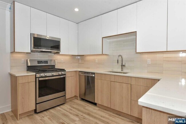 Building Photo - 108 Collignon Way