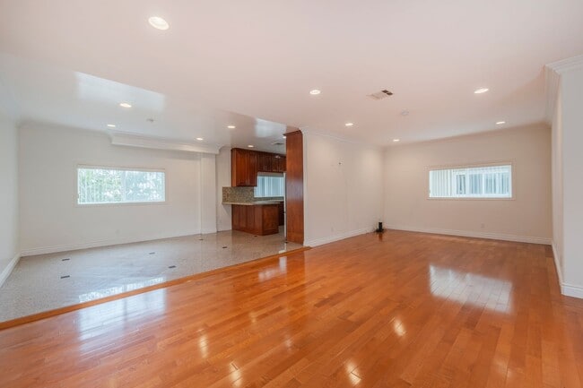 Building Photo - Spacious and Quiet Hawthorne Home!