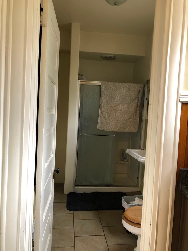 Building Photo - 824 Davis St