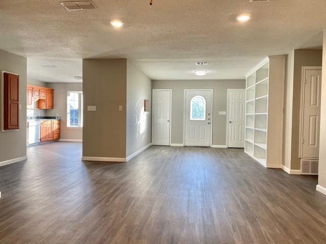 Building Photo - 204 Honey Bee Dr