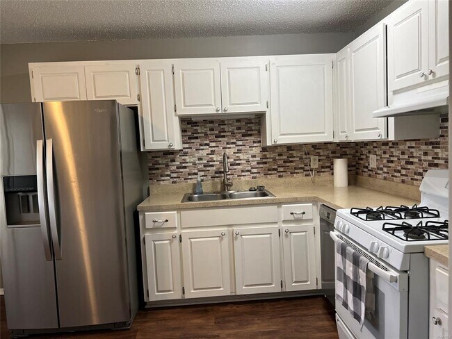 Building Photo - 1705 Deatsville Hwy