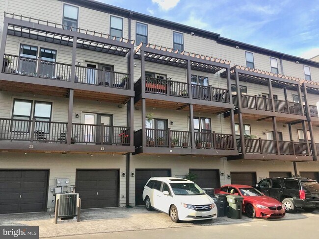 Building Photo - 11 Silverway Dr