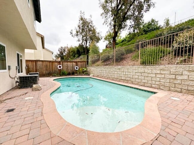 Building Photo - **STUNNING** 8 BEDROOM SOLAR HOME IN GATED...
