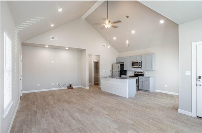 Building Photo - 827 Vly Oaks Ln