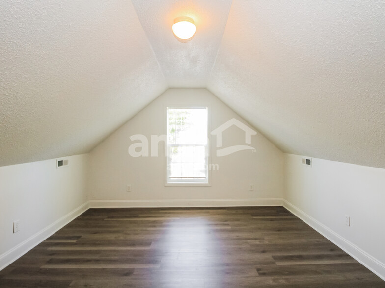 Building Photo - 117 Delham Ct