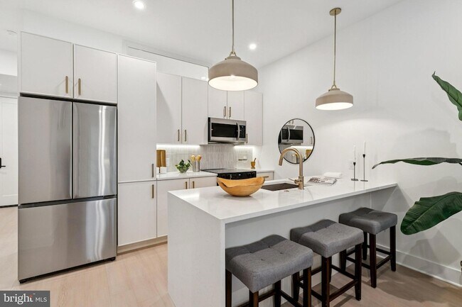 Building Photo - 30 W Allens Ln