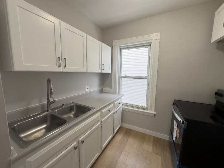 Building Photo - 267 Silver St