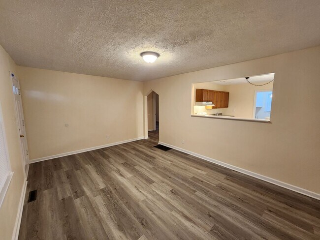 Building Photo - Adorable 2 bedroom with updates and washer/dryer hook-ups