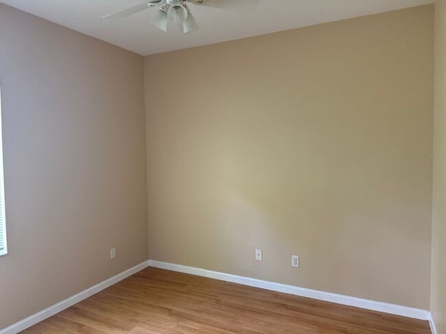 Building Photo - 18 Poinbury Dr