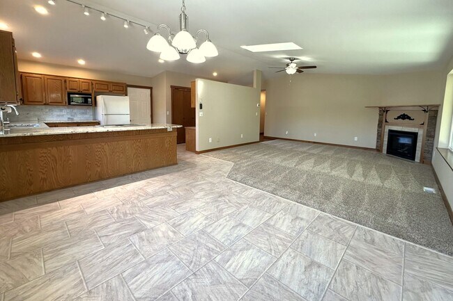 Building Photo - Beautiful Rambler in Gated Camaloch Golf c...