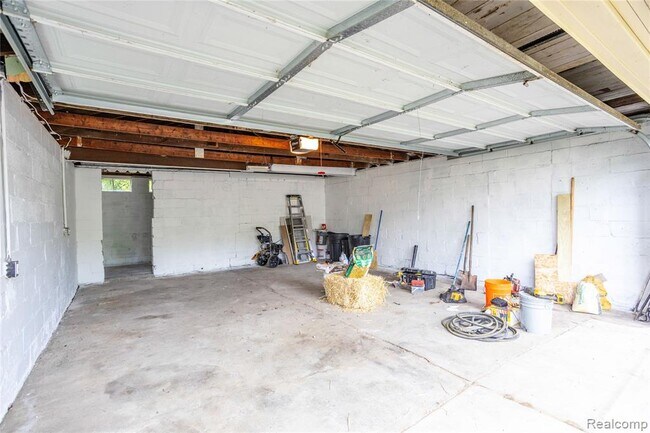 Building Photo - 18261 Brentwood St