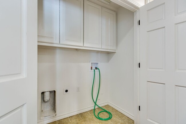 Building Photo - COMING APRIL 2026!!! Stunning Country Club Townhome!!