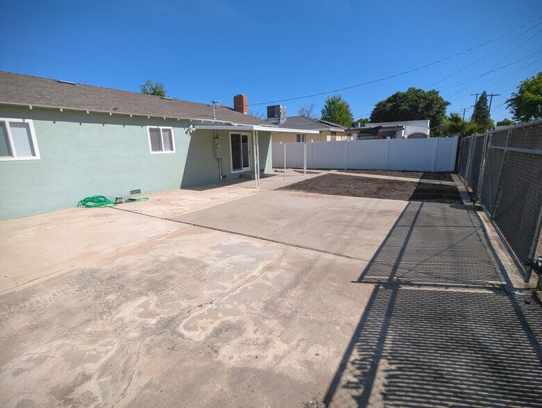 Building Photo - 2213 Newport Dr