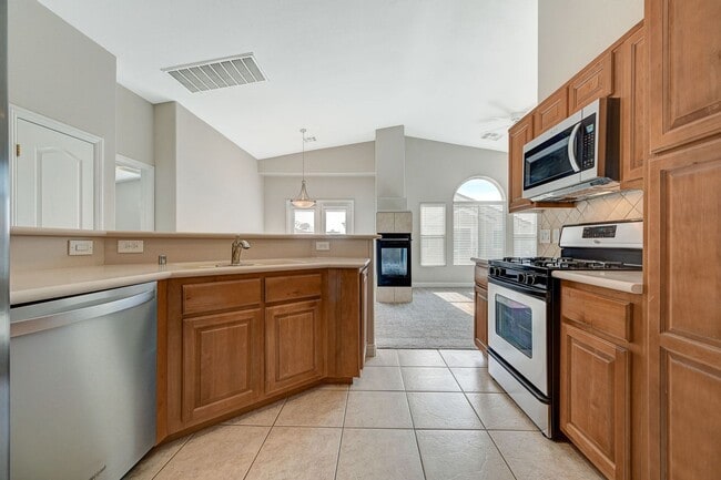 Building Photo - Charming Two-bedroom townhouse in Northwest