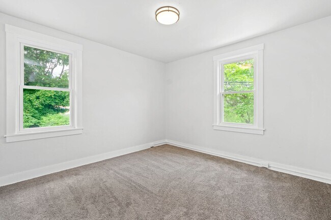 Building Photo - SCORE 1ST MONTH'S RENT FREE IF SIGNED BY AUGUST 7! Spectacular 3 bedroom home in Carrick availabl...