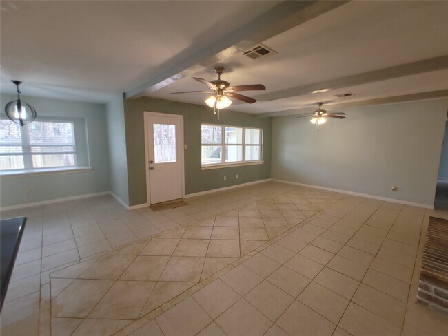 Building Photo - 633 Mosswood Dr