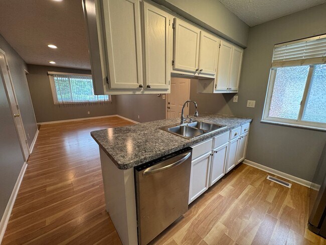 Building Photo - Snacks / Guion Creek - Washington TWP 3 Bed 2 Bath